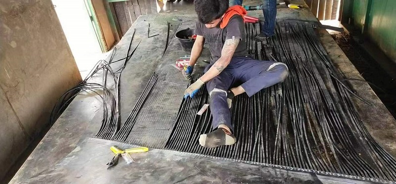 Yerli Tayland Satış Sonrası Qrupu Mədən Müştərisi üçün Yerində Polad Kordon Konveyer Kəmərinin Birləşdirilməsi Xidmətini Təmin edir